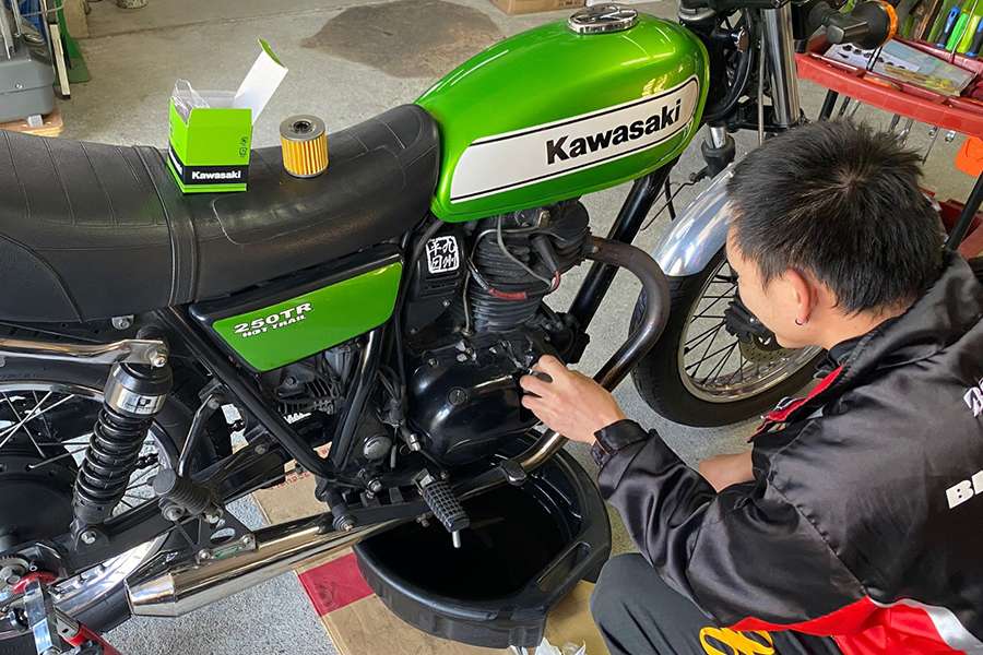 Kỹ sư Nhật Bản bảo dưỡng sửa chữa xe máy